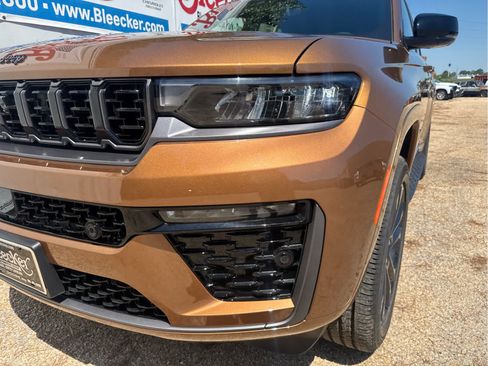 New 2026 Jeep Grand Cherokee Limited AWD/4WD image 9
