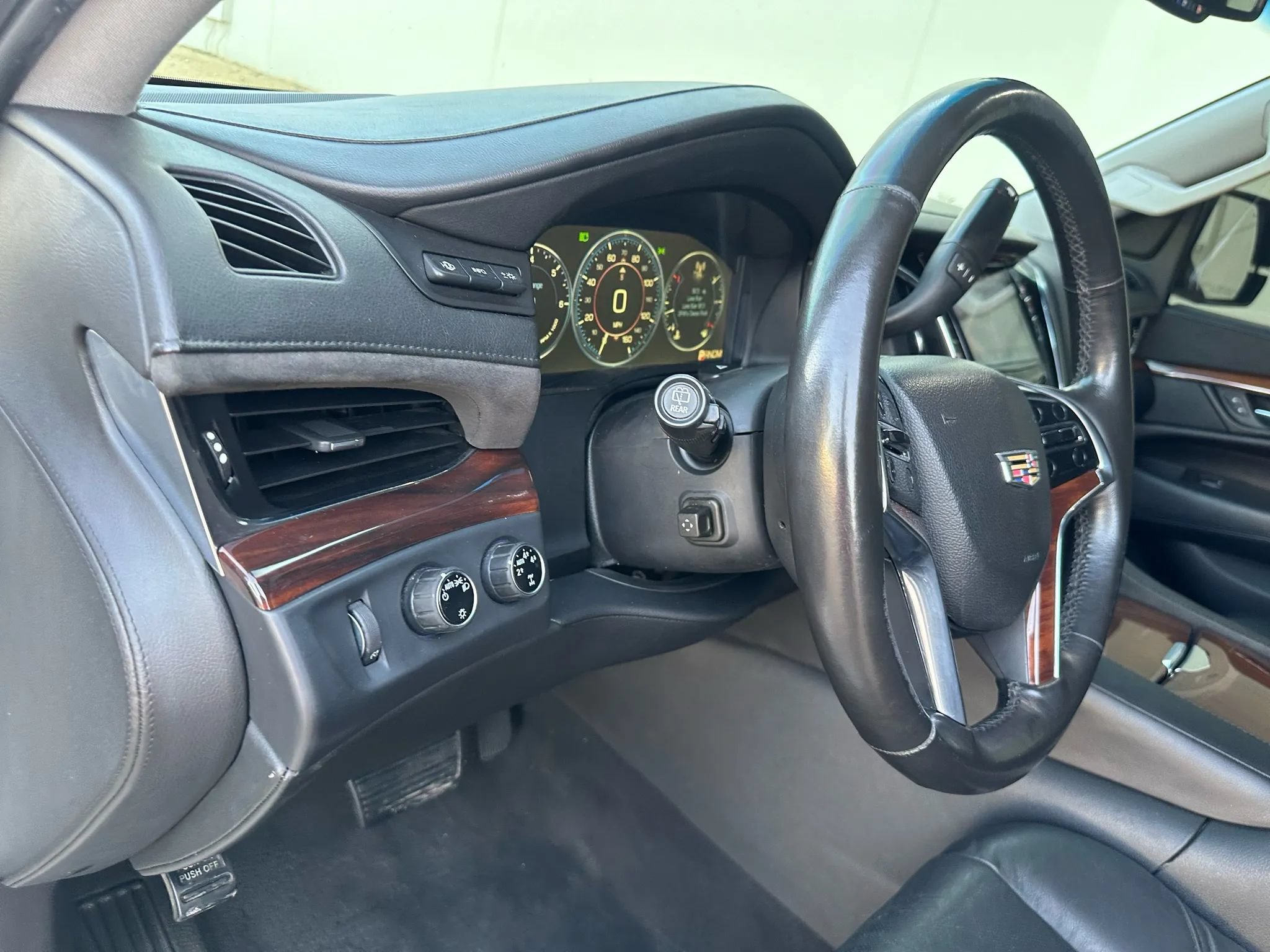 Used 2015 Cadillac Escalade Luxury AWD/4WD image 35