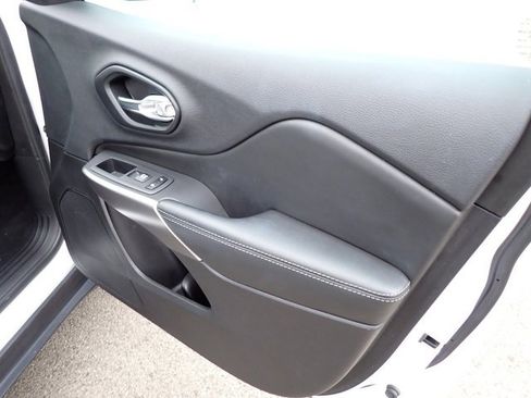 Certified 2022 Jeep Cherokee Latitude Lux w/ Sun & Sound Group image 14