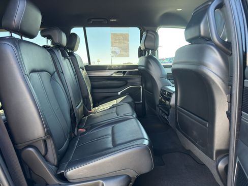 Used 2025 Jeep Wagoneer L 4WD image 16