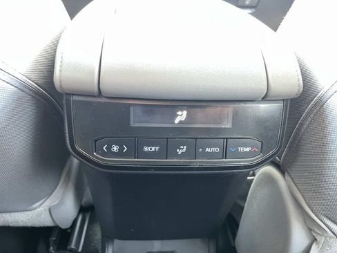 Used 2022 Toyota Highlander LE AWD/4WD image 19