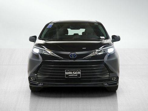 Used 2025 Toyota Sienna XLE w/ XLE Plus Package image 8