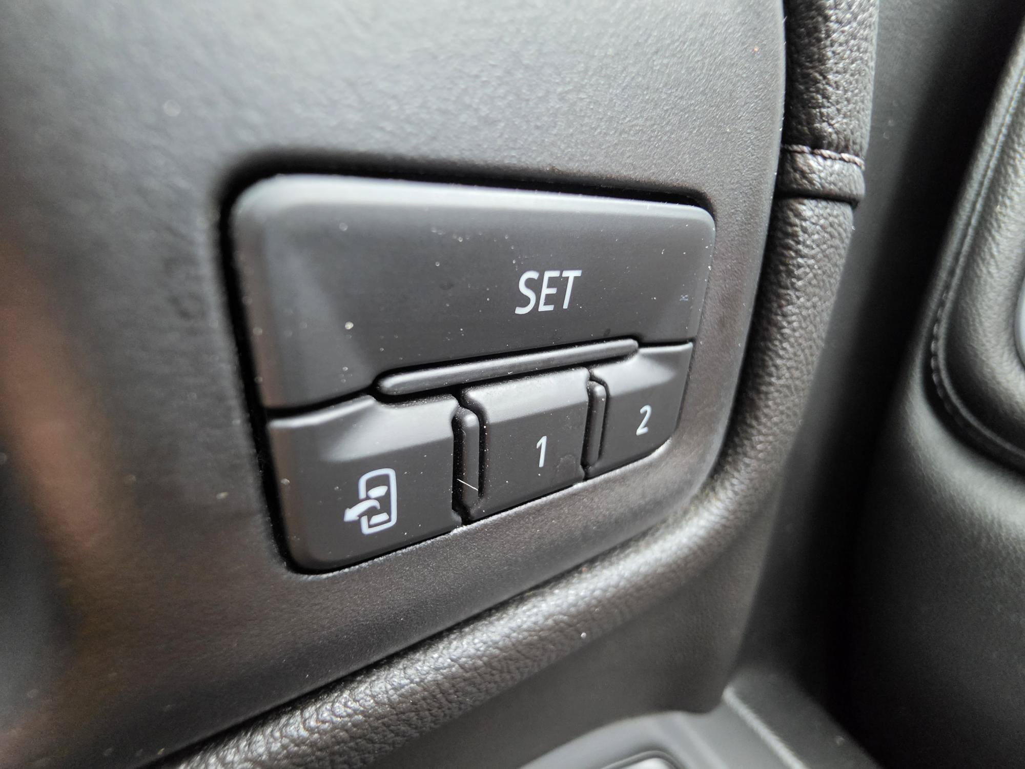 Used 2021 Chevrolet Silverado 1500 LTZ w/ Technology Package AWD/4WD image 17