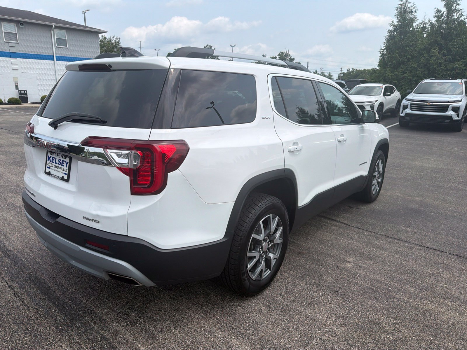 Used 2023 GMC Acadia SLT AWD/4WD image 5