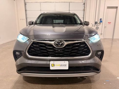 Used 2020 Toyota Highlander Platinum FWD image 2