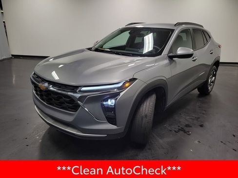 Used 2025 Chevrolet Trax LT image 4