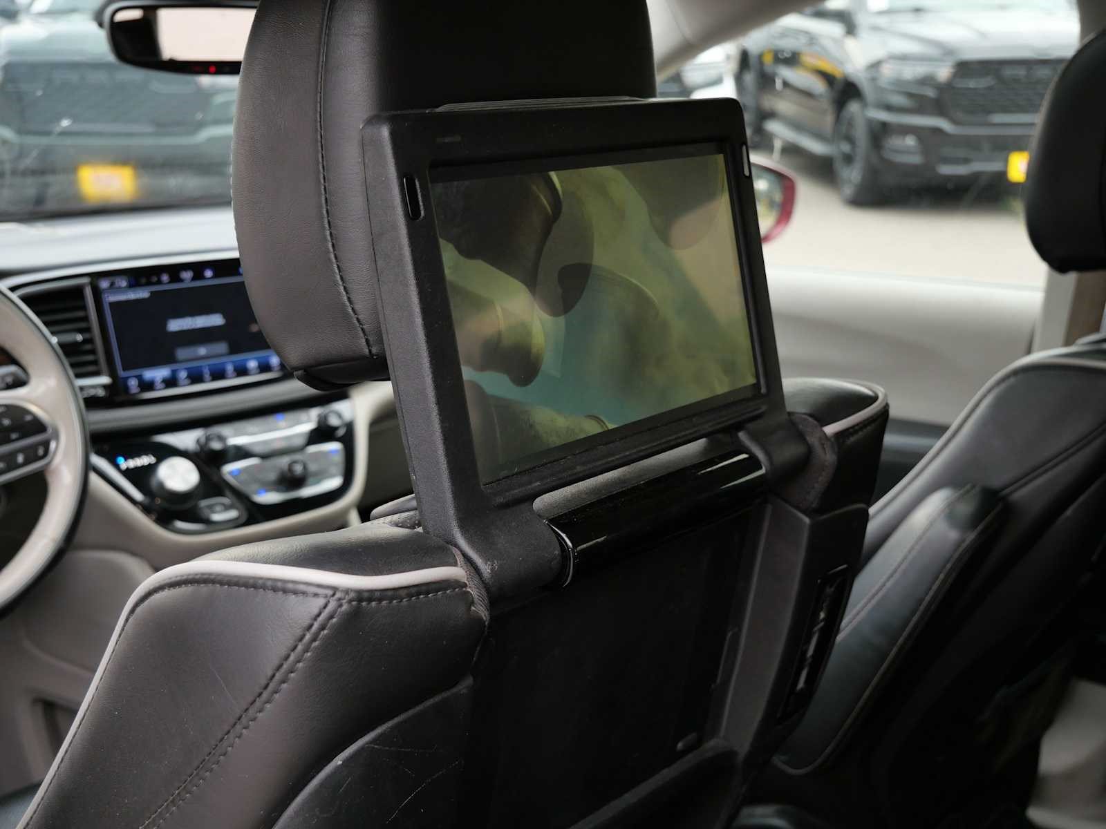 Used 2021 Chrysler Pacifica Limited w/ Uconnect Theater Family Group FWD image 20