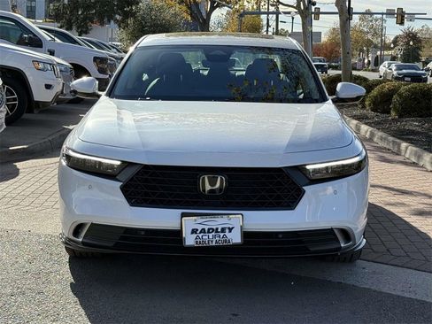 Used 2023 Honda Accord Touring image 2