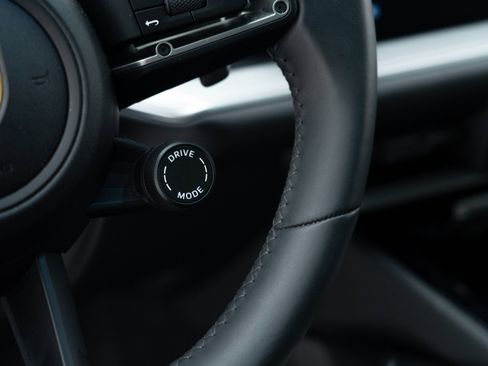 Certified 2025 Porsche Cayenne image 26