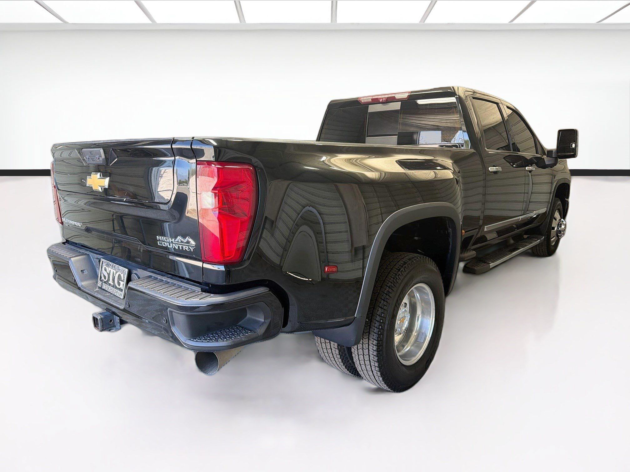 Used 2024 Chevrolet Silverado 3500 High Country w/ High Country Premium Package AWD/4WD image 4