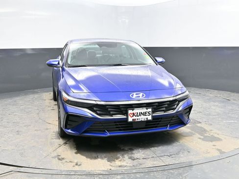 Used 2025 Hyundai Elantra Limited image 2