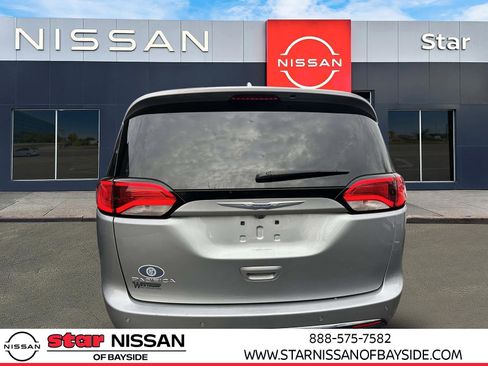 Used 2018 Chrysler Pacifica Touring-L image 3