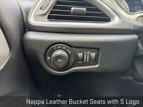 Used 2025 Chrysler Pacifica Limited image 41