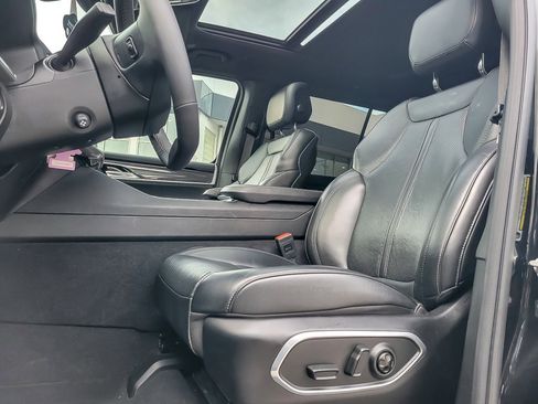 Used 2024 Jeep Wagoneer L 4WD w/ Premium Group I image 7