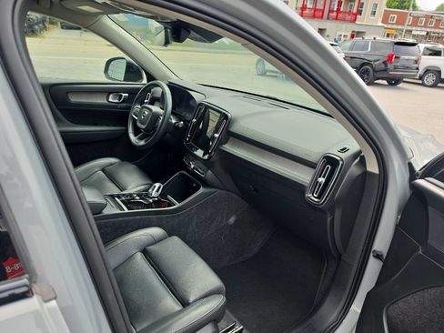 Used 2024 Volvo XC40 B5 Plus w/ Climate Package AWD/4WD image 17