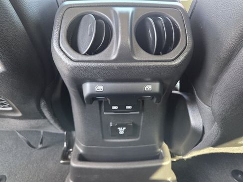 Used 2022 Jeep Wrangler Unlimited Rubicon w/ Cold Weather Group AWD/4WD image 13