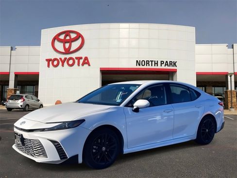 Used 2025 Toyota Camry SE image 1