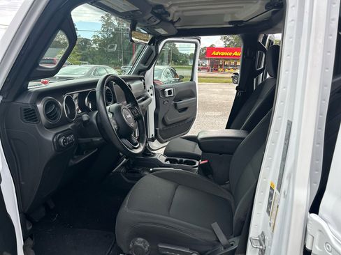 Used 2022 Jeep Gladiator Sport image 9