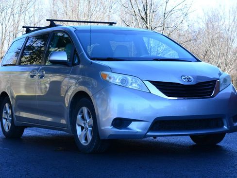 Used 2013 Toyota Sienna LE w/ Towing Pkg image 3