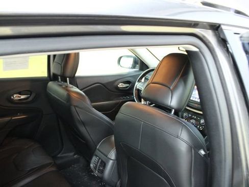 Used 2016 Jeep Cherokee Limited w/ Luxury Group AWD/4WD image 10