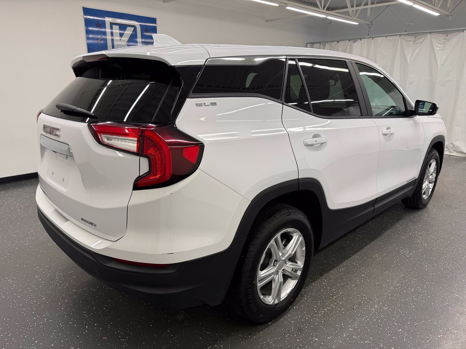 Used 2024 GMC Terrain SLE AWD/4WD image 2