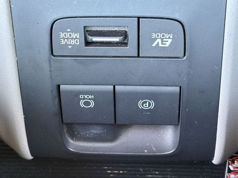 Used 2023 Toyota Venza LE AWD/4WD image 21