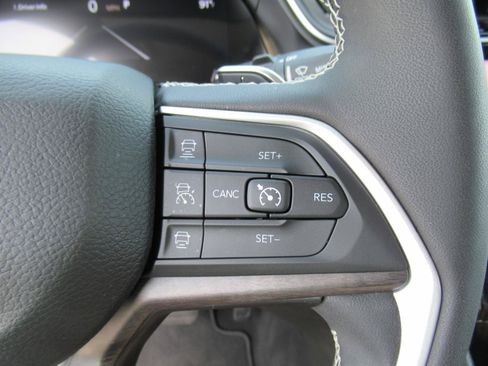 Used 2023 Jeep Grand Cherokee L Limited w/ Luxury Tech Group II RWD image 27