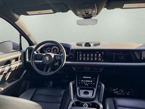 Used 2024 Porsche Cayenne w/ Premium Package image 32
