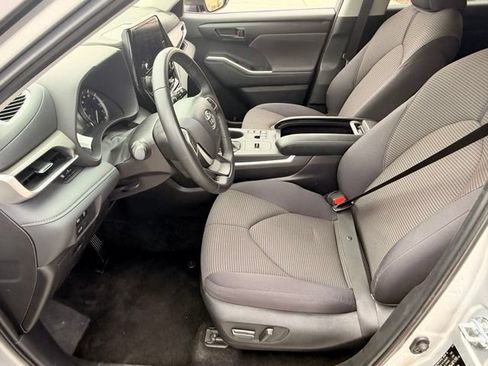 Used 2025 Toyota Highlander LE FWD image 10