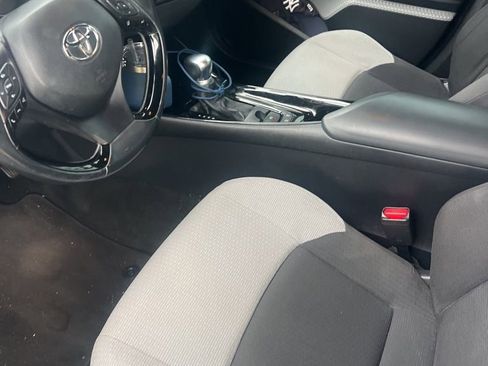 Used 2019 Toyota C-HR XLE FWD image 4