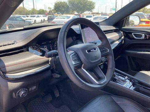 Used 2025 Jeep Compass Trailhawk AWD/4WD image 9