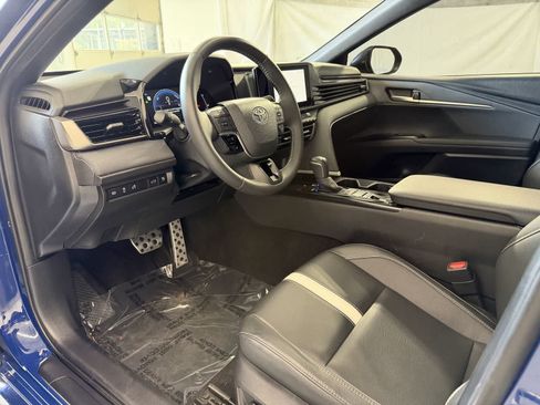 Used 2025 Toyota Camry SE FWD image 8