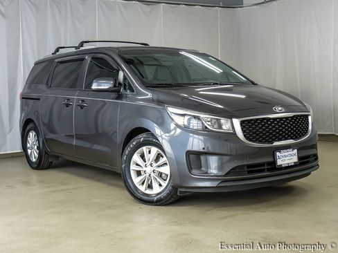 Used 2018 Kia Sedona LX w/ LX Essentials Premium Package image 2