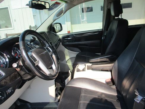 Used 2014 Chrysler Town & Country Touring FWD image 29