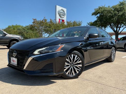 Used 2025 Nissan Altima 2.5 SV FWD image 2