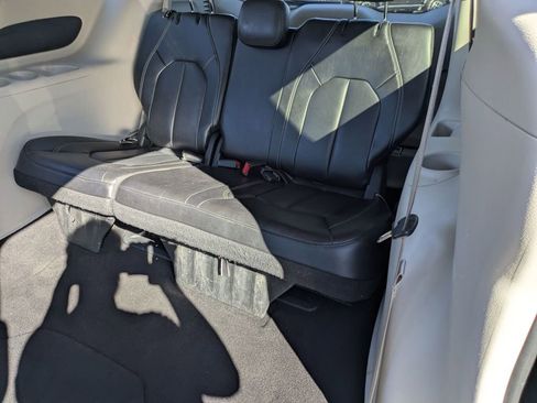 Used 2023 Chrysler Pacifica Touring-L image 26