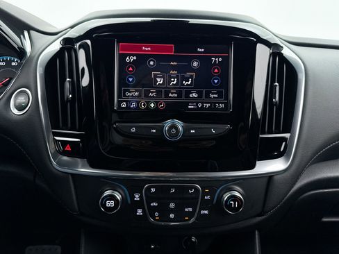 Used 2022 Chevrolet Traverse LT image 25