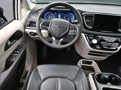 Used 2024 Chrysler Pacifica Touring-L image 13