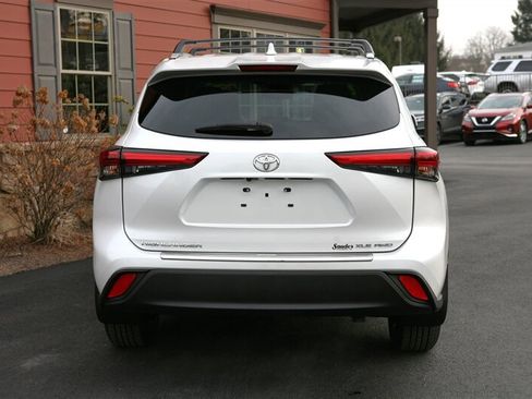 Used 2022 Toyota Highlander XLE image 6