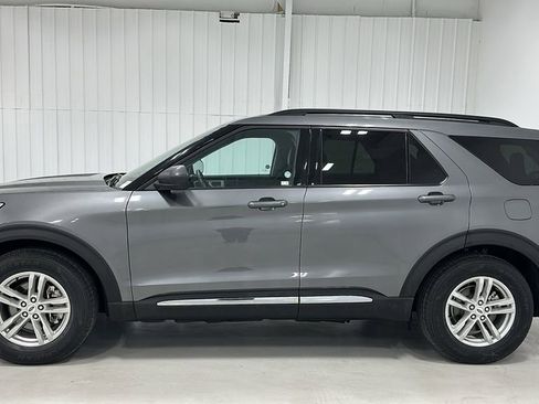 Used 2024 Ford Explorer XLT w/ Equipment Group 202A RWD image 2