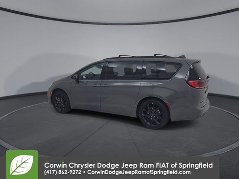 Used 2025 Chrysler Pacifica Limited FWD image 10