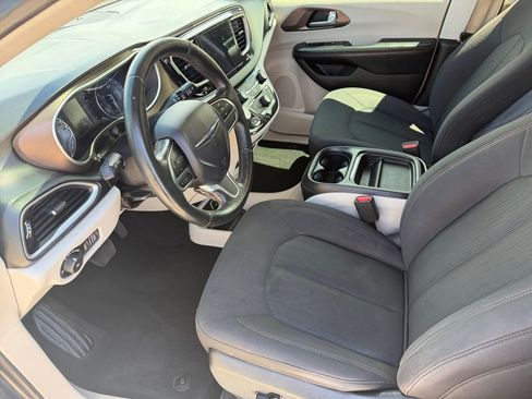 Used 2019 Chrysler Pacifica Touring Plus w/ Cold Weather Group FWD image 10