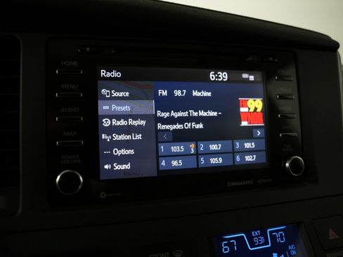 Used 2020 Toyota Sienna XLE w/ XLE Navigation Package FWD image 20