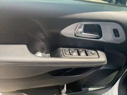 Used 2025 Chrysler Pacifica Limited FWD image 16