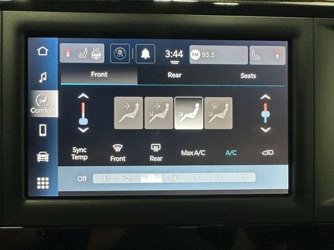 Used 2023 Chrysler Voyager LX image 28