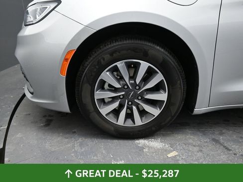 Used 2024 Chrysler Pacifica Limited FWD image 15