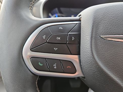 Used 2024 Chrysler Pacifica Limited FWD image 25