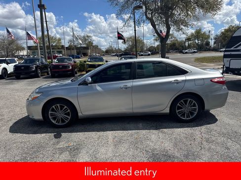 Used 2017 Toyota Camry SE w/ Moonroof Package image 11