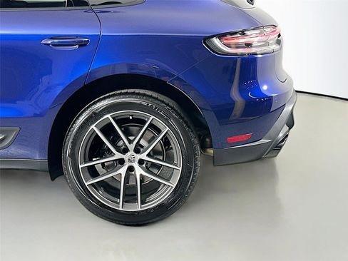 Certified 2025 Porsche Macan AWD/4WD image 12