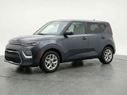 Used 2025 Kia Soul LX w/ LX Technology Package image 3